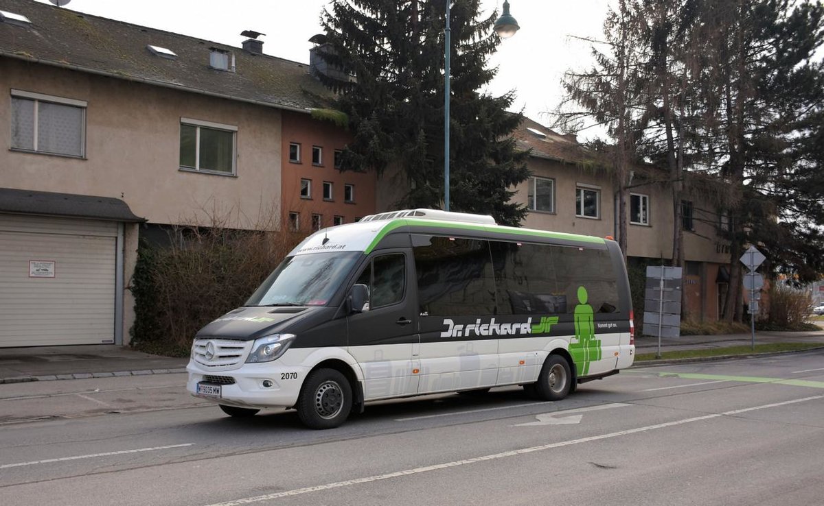Mercedes Sprinter von Dr. Richard Reisen aus �sterreich 03/2018 in Krems gesehen.