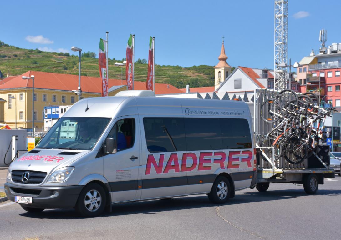Mercedes Sprinter mit einem Radanh�nger von NADERER Reisen aus �sterreich 06/2017 in Krems.