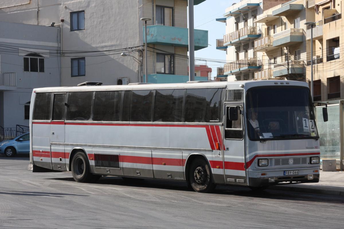 Mercedes TAZ im Liniendienst am 15.5.2014 in Malta. Hier ist das Fahrzeug gerade 
am Busbahnhof in Bugibba angekommen.