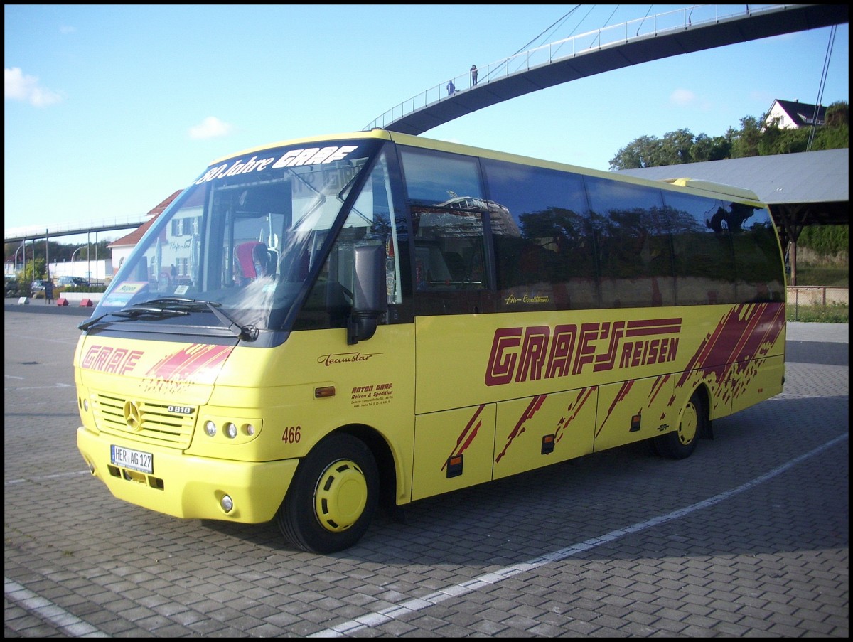 Mercedes Teamstar von Graf's Reisen aus Deutschland im Stadthafen Sassnitz. 