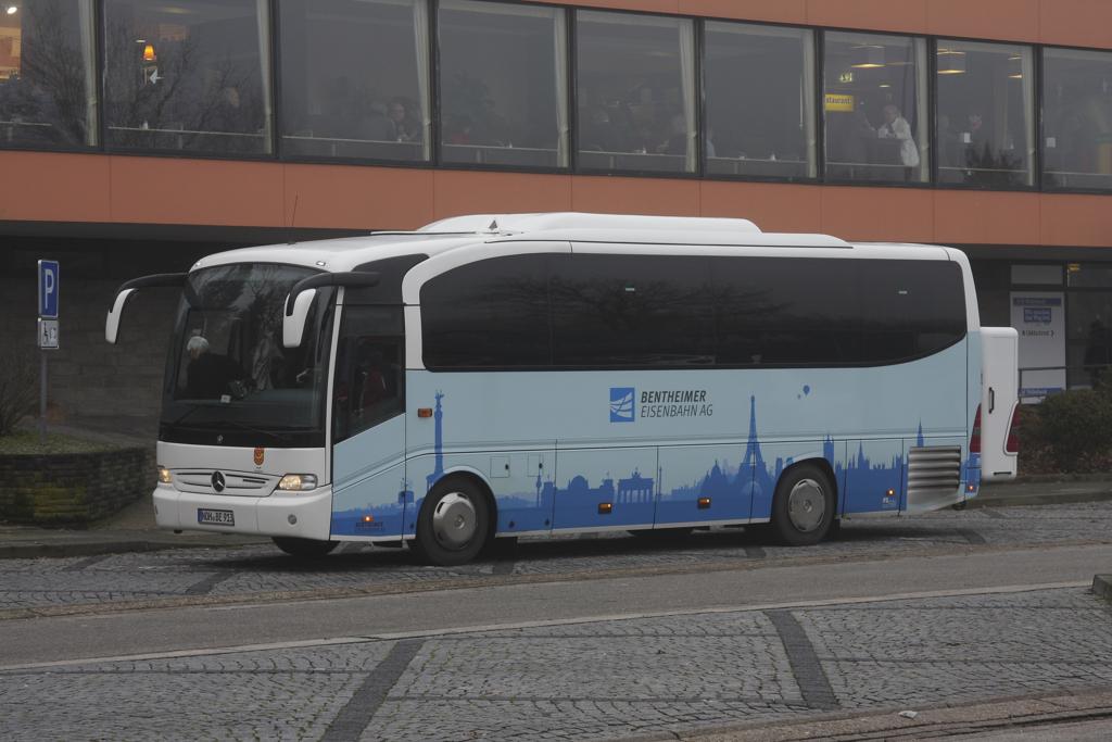 Mercedes Tourino 0 510 Reisebus der Bentheimer Eisenbahn.
Gesehen auf der Raststtte Wildeshausen am 12.12.2013.