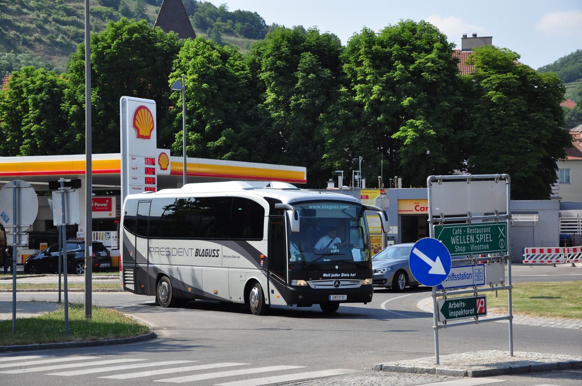 Mercedes Tourino von Blaguss Reisen aus sterreich im Juni 2015 in Krems unterwegs.