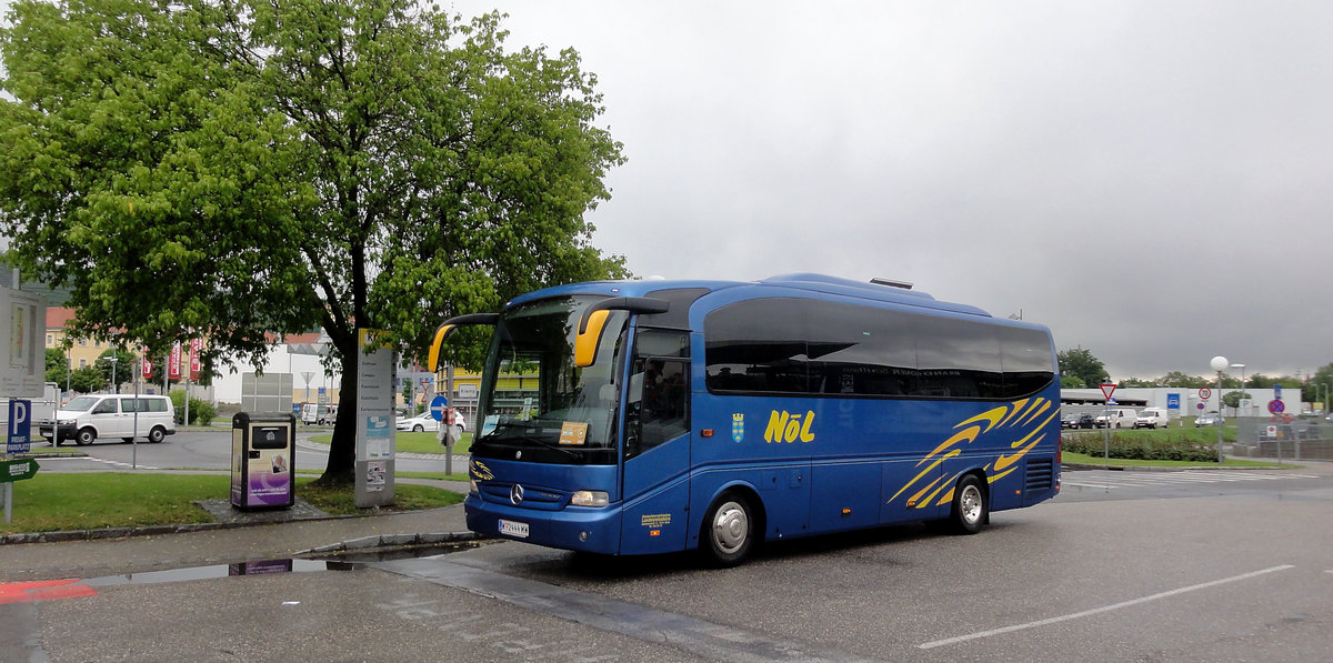 Mercedes Tourino vom NL (N..Landesreisebro) aus sterreich in Krems gesehen.