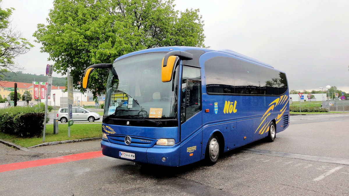 Mercedes Tourino vom NL (N..Landesreisebro) aus sterreich in Krems gesehen.