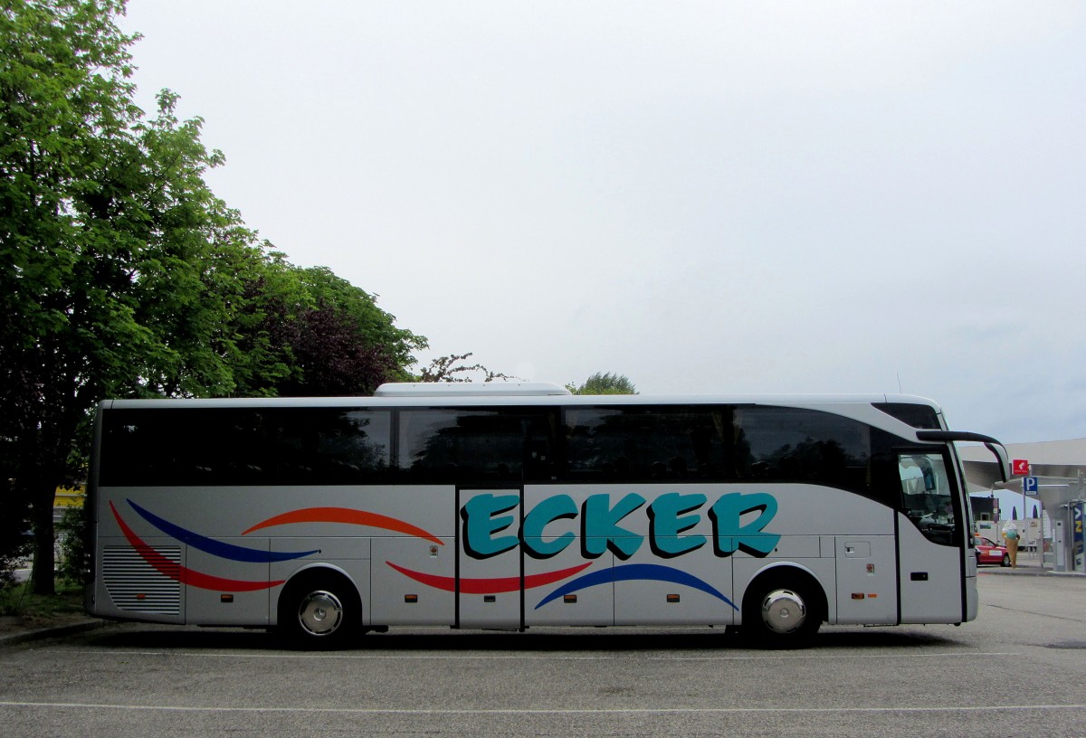 Mercedes Tourismo von Ecker Reisen Reisen aus �sterreich am 15.Mai 2014 in Krems gesehen.