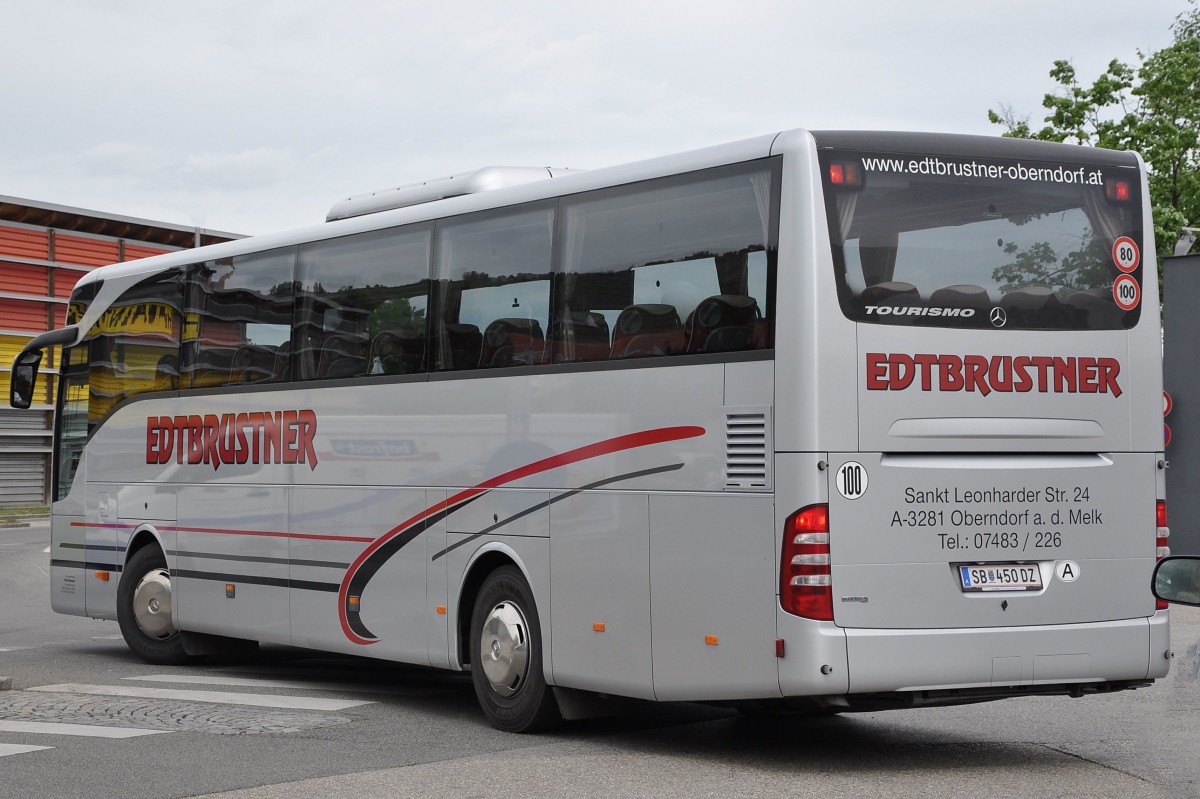 Mercedes Tourismo von Edtbrustner Reisen aus sterreich am 4.5.2015 in Krems unterwegs.