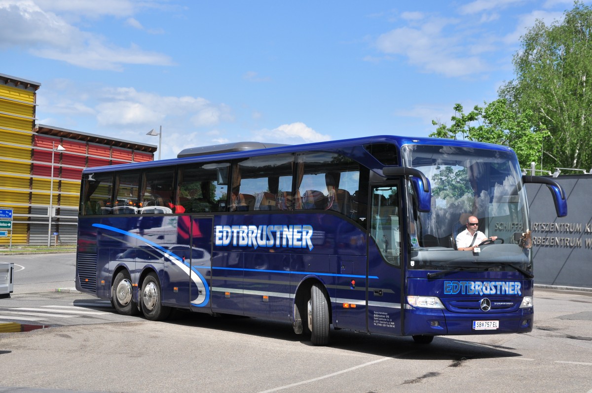 Mercedes Tourismo von Edtbrustner Reisen aus �sterreich am 7.5.2015 in Krems.