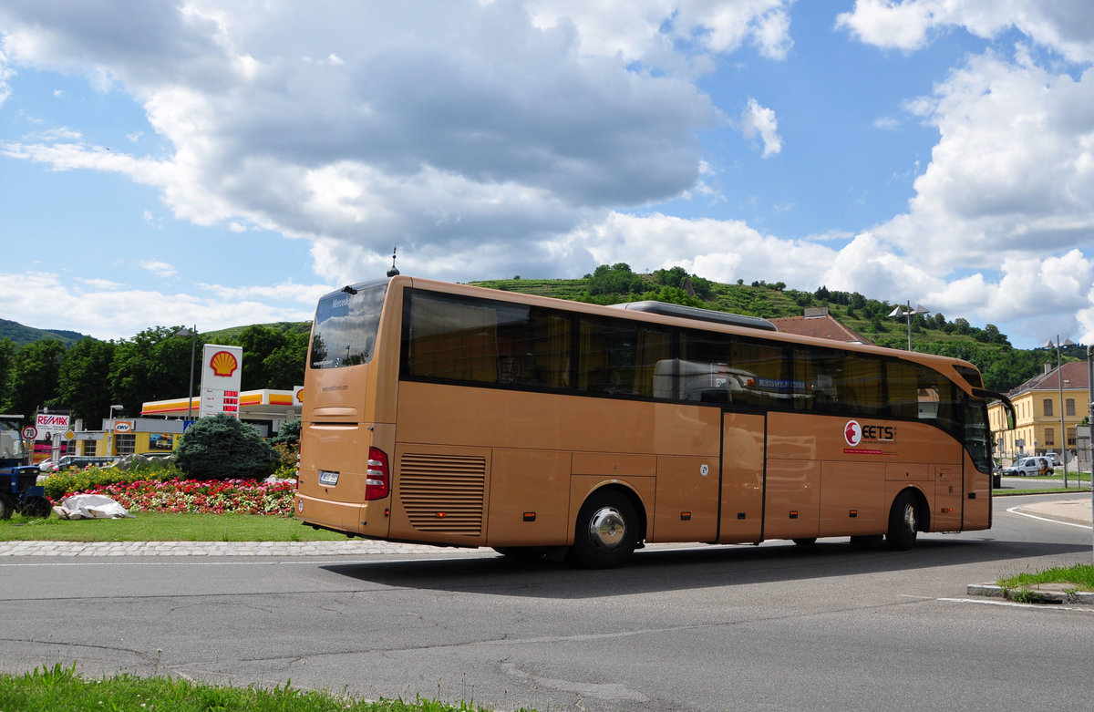 Mercedes Tourismo von EETS Reisen aus Ungarn in Krems gesehen.