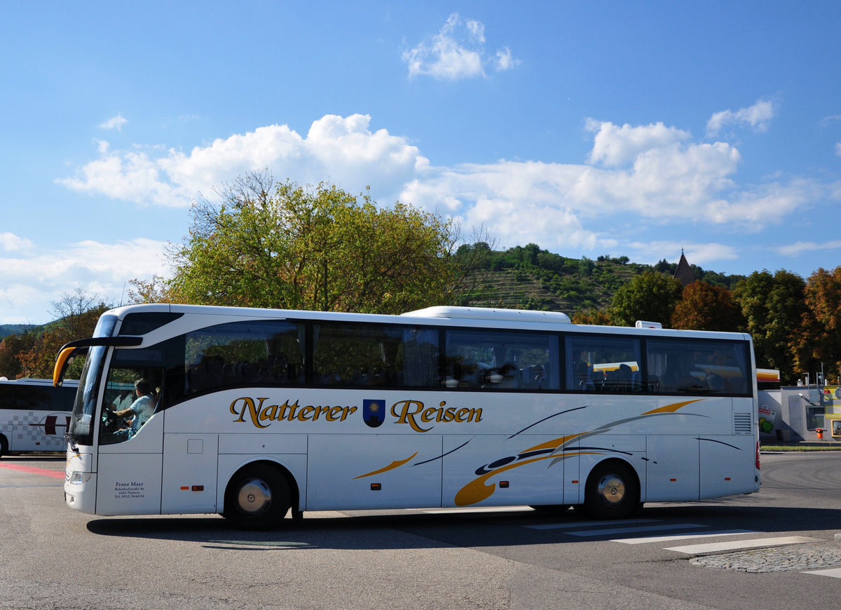 Mercedes Tourismo von Franz Mayr  Natterer Reisen  aus sterreich in Krems gesehen.