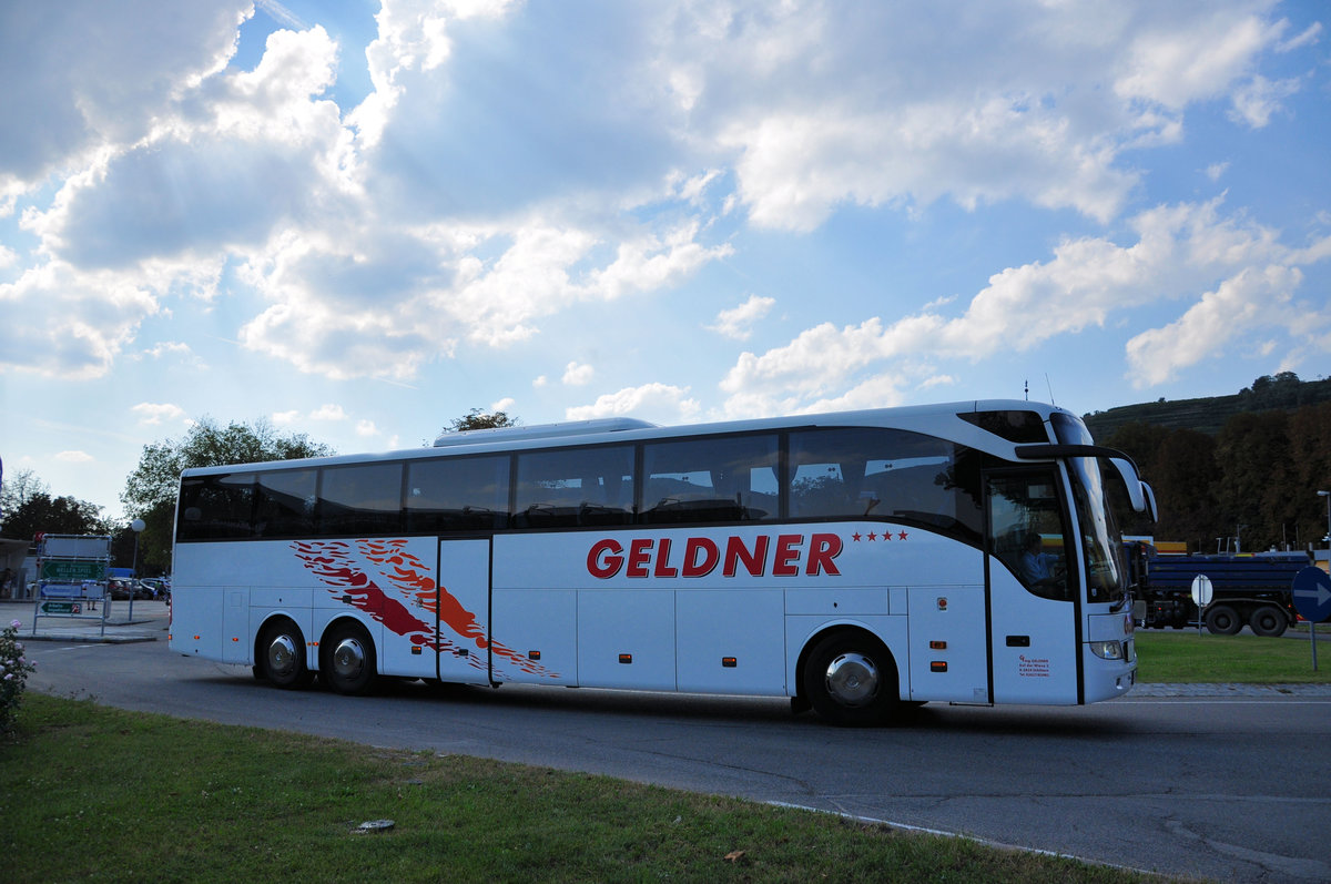 Mercedes Tourismo von GELDNER Reisen aus �sterreich in Krems gesehen.