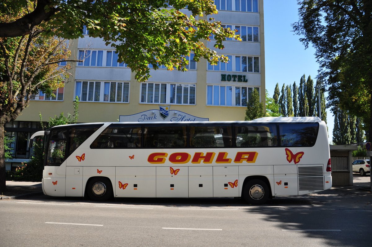Mercedes Tourismo von GOHLA Reisen aus �sterreich in Krems gesehen.