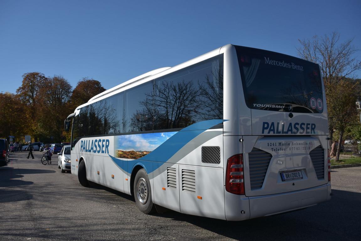 Mercedes Tourismo von PALLASSER Reisen aus sterreich 10/2017 in Krems.