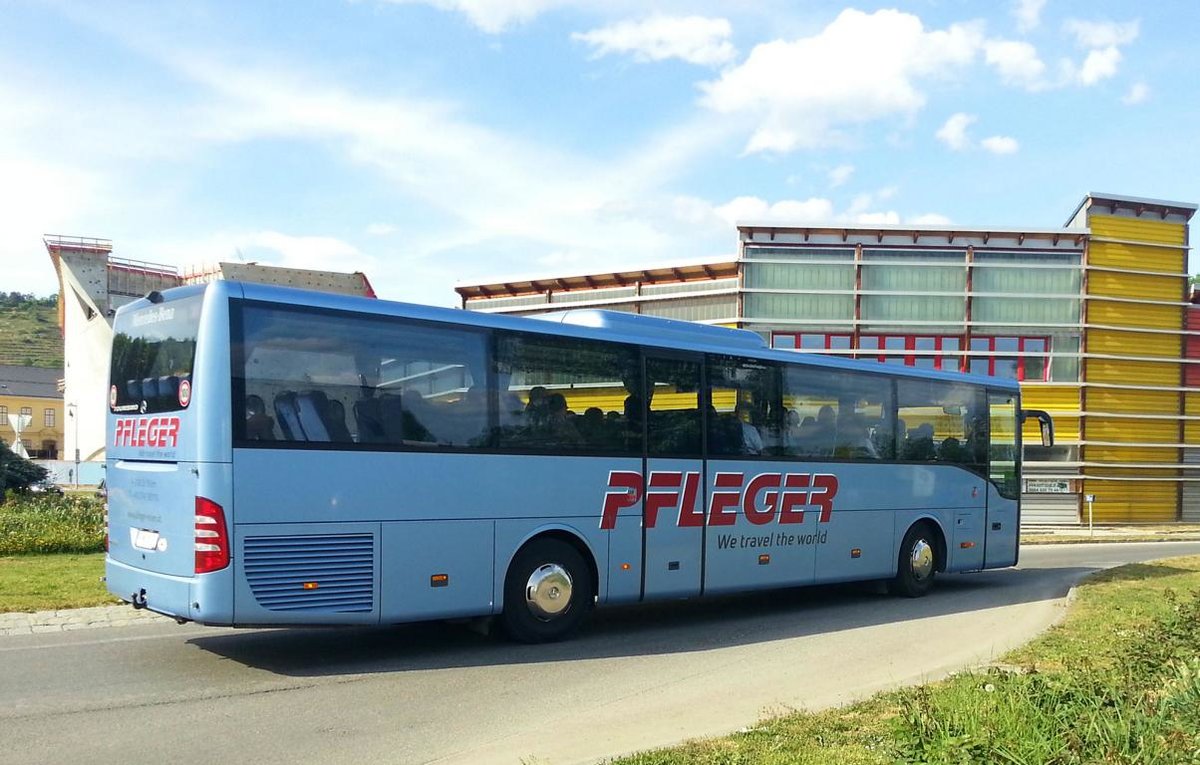 Mercedes Tourismo von Pfleger Reisen aus N.�. im Mai 2018 in Krems.