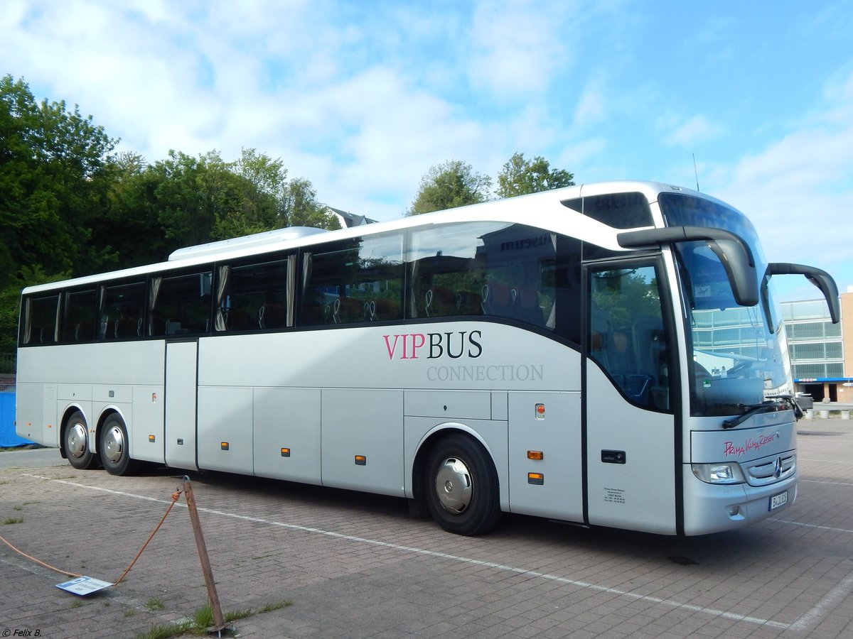 Mercedes Tourismo von Prima Klima Reisen aus Deutschland im Stadthafen Sassnitz.