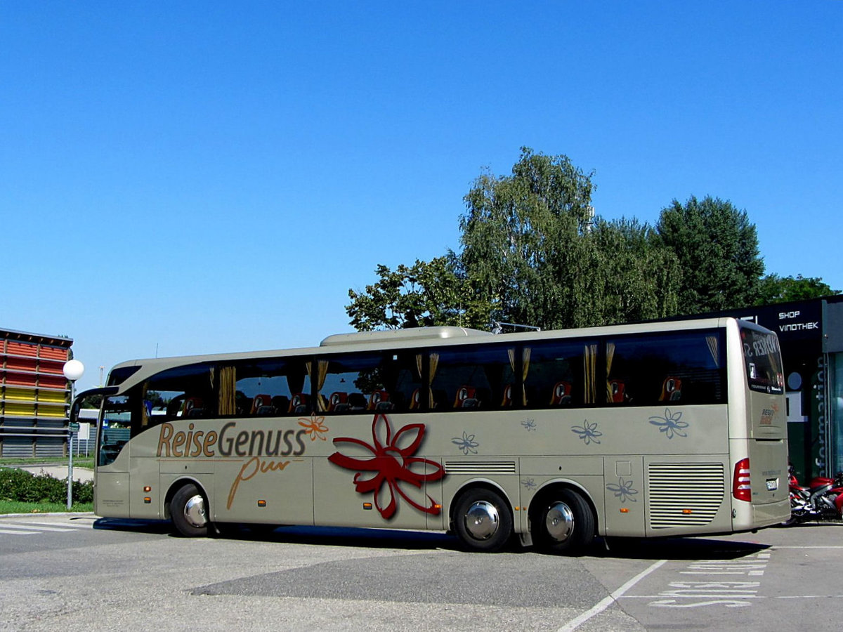 Mercedes Tourismo von Regiobus Mittelsachsen in Krems gesehen.