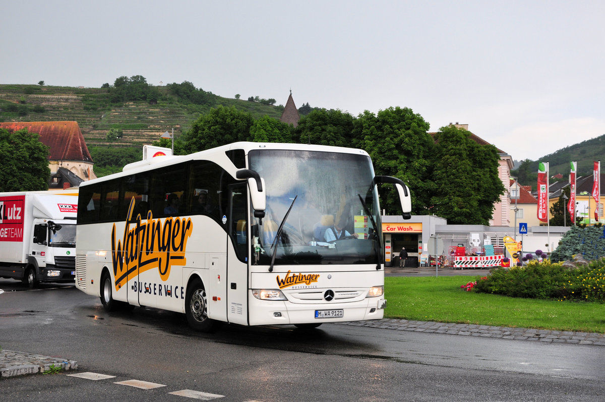 Mercedes Tourismo von Watzinger Reisen aus der BRD in Krems gesehen.