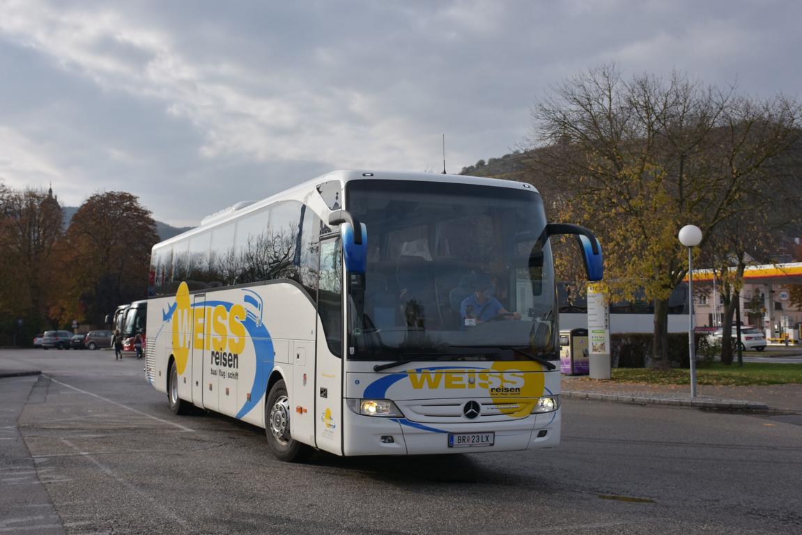 Mercedes Tourismo von WEISS Reisen aus sterreich im Okt. 2017 in Krems gesehen.