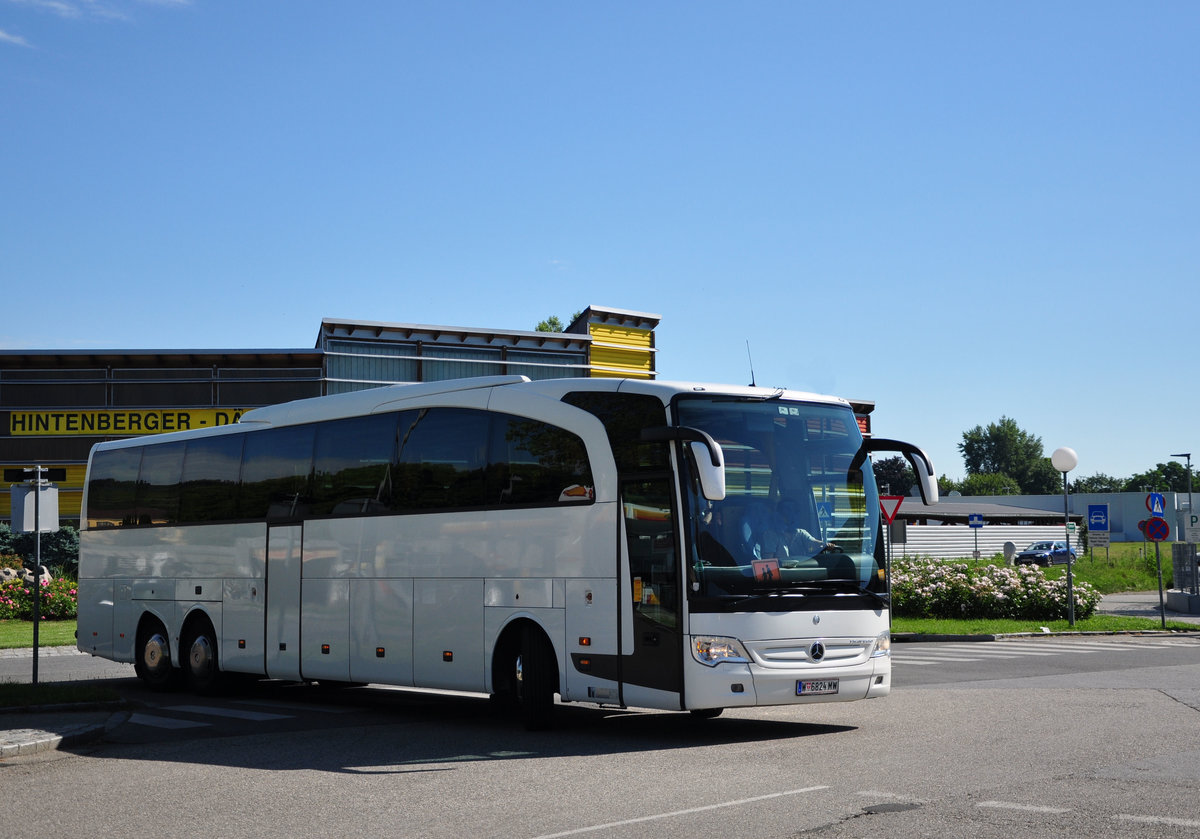 Mercedes Travego aus Wien in Krems gesehen.