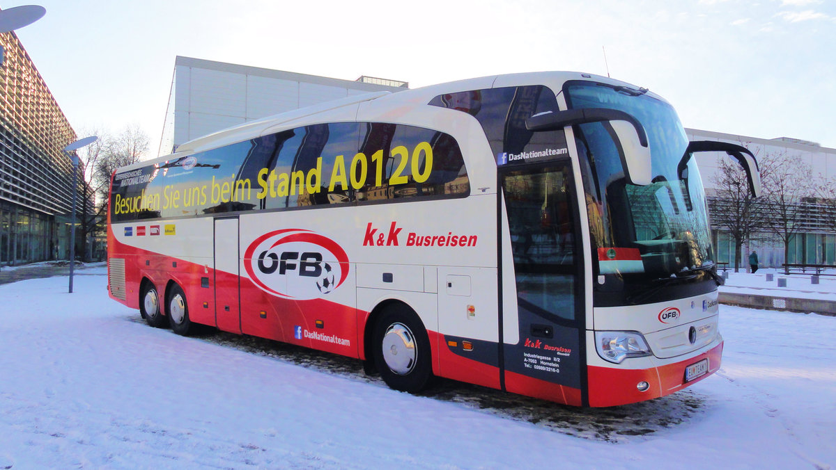 Mercedes Travego von K & K Busreisen aus sterreich in Wien vor der  Messe Wien  gesehen.