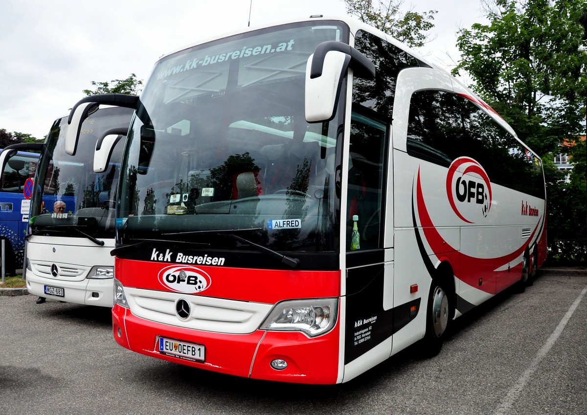 Mercedes Travego von k 6 k Busreisen (�FB Mannschaftsbus) aus Nieder�sterreich im Juni 2015 in Krems.