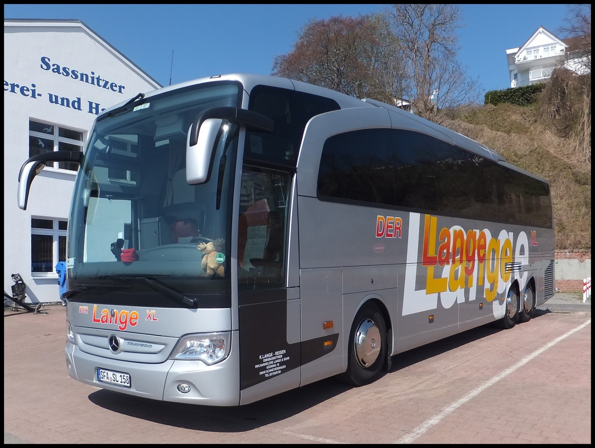 Mercedes Travego von Klange Reisen aus Deutschland im Stadthafen Sassnitz.