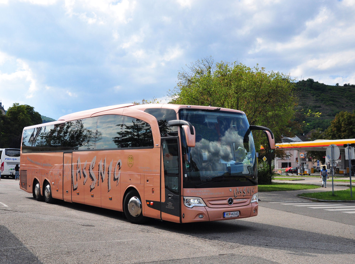 Mercedes Travego von Lassnig Reisen aus �sterreich in Krems gesehen.