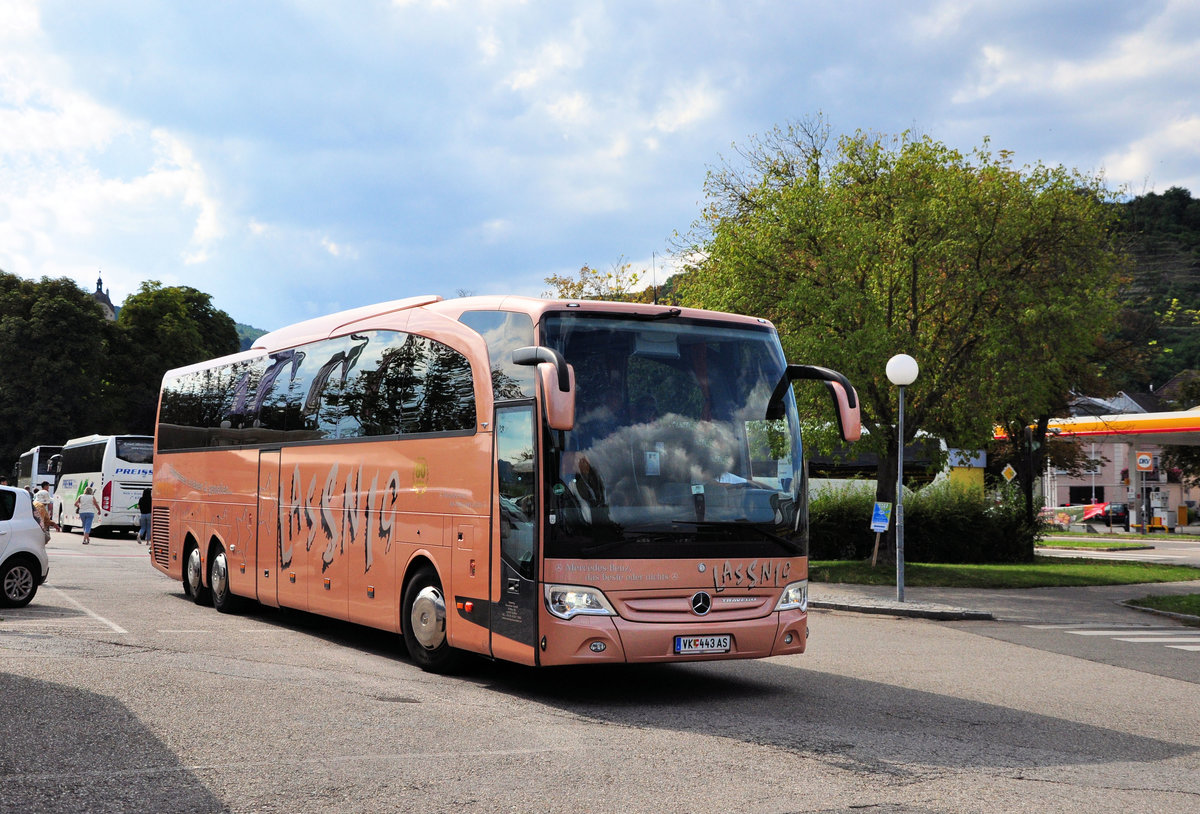 Mercedes Travego von Lassnig Reisen aus �sterreich in Krems gesehen.