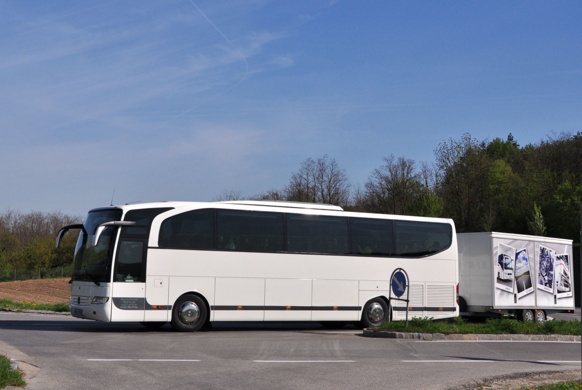 Mercedes Travego von Milan Sauer mit Radanh�nger aus der CZ hier bei der Anfahrt auf den G�tweigerberg (Stift G�ttweig)bei Krems am 25.4.2015.