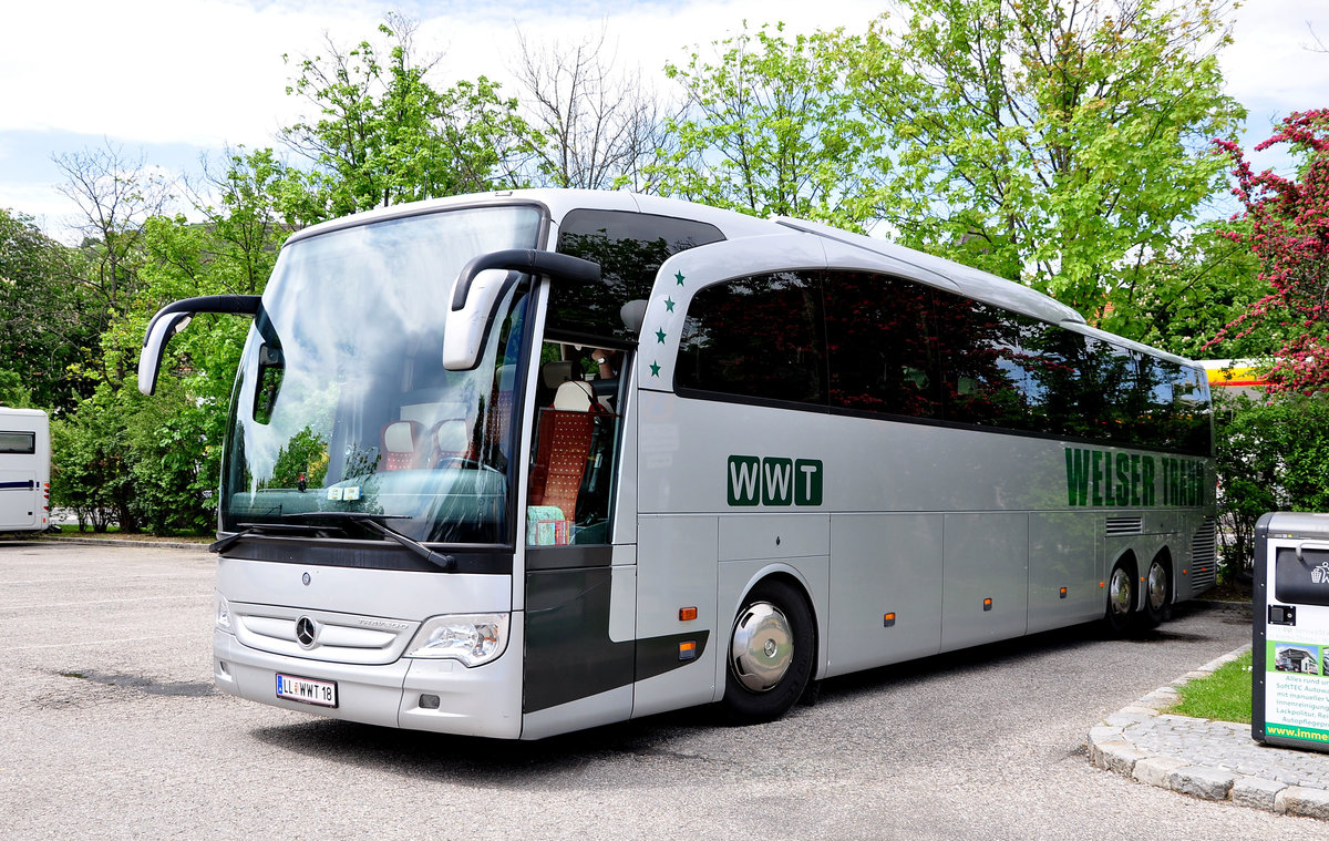 Mercedes Travego vom Reiseb�ro Welser aus Ober�sterreich in Krems gesehen.