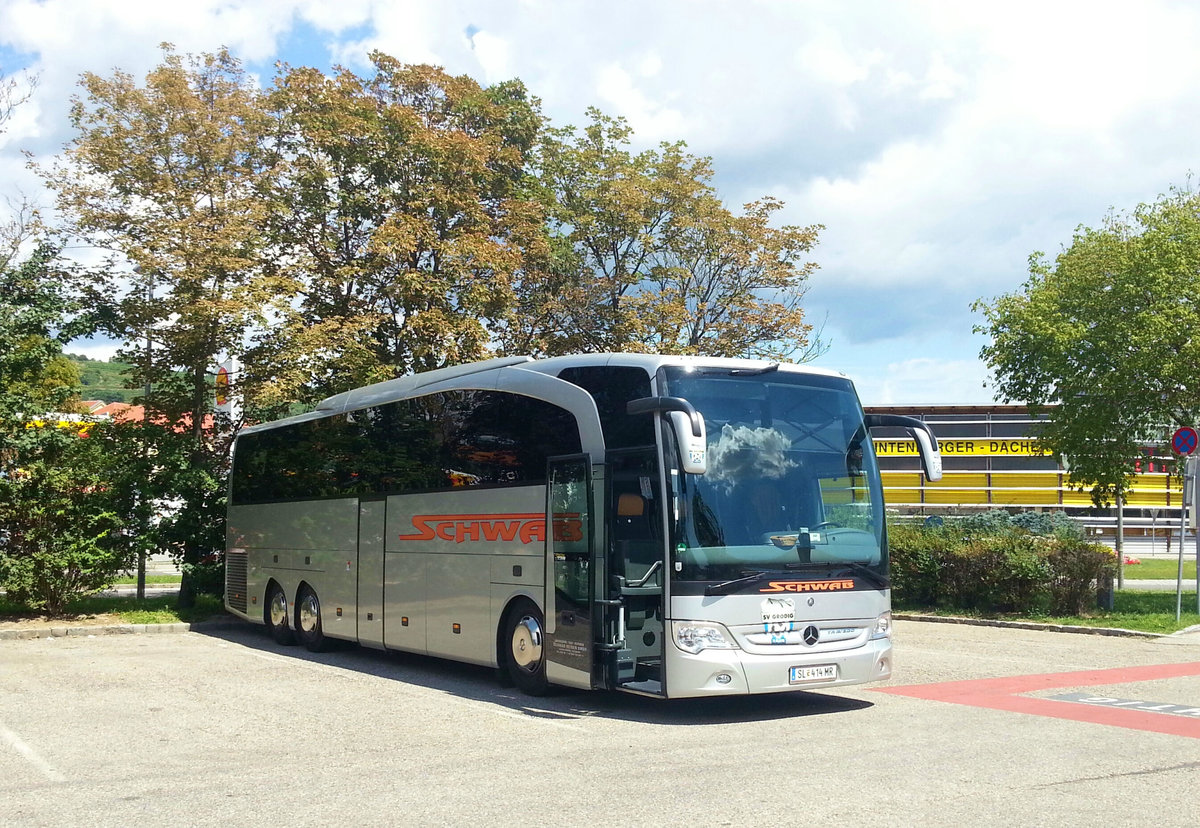 Mercedes Travego von SCHWAB Reisen,Reiseb�ro,Taxi Omnibusse aus �sterreich in Krems gesehen.