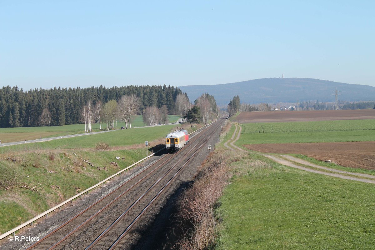 Messzug von Hof nach Marktredwitz geschoben von 218 411-7 bei Neudes. 21.04.16