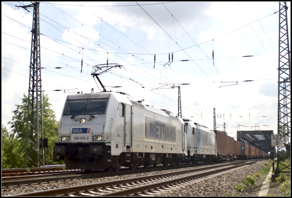 Metrans 386 002-0 mit Wagenlok E 186 437 und Containerzug am 21.05.2010 am Abzweig Elbbr�cke (NVR-Nummer 91 54 7386 002-0 CZ-MT)
