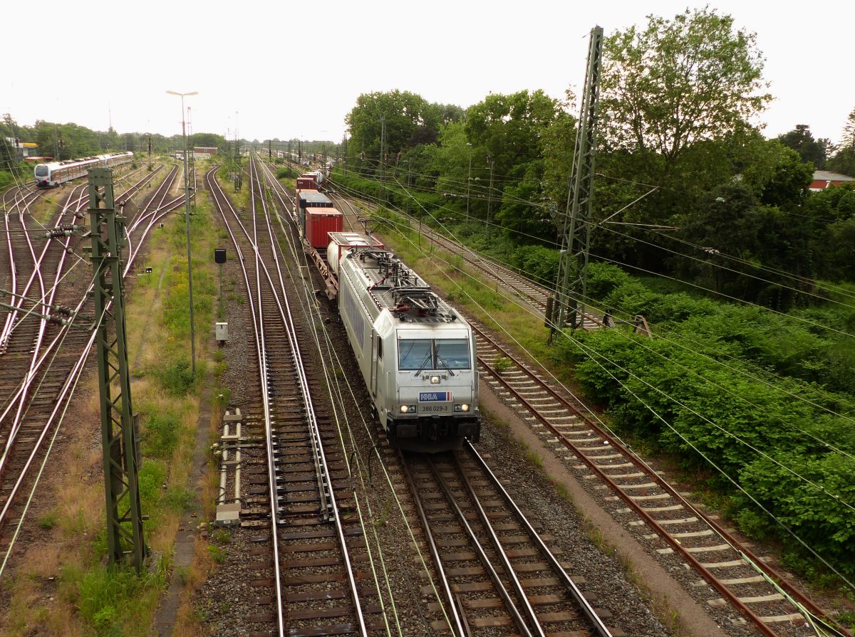 Metrans HHLA (Hamburger Hafen und Logistik AG) Lokomotieve 386 029-3 abfahrt Bahnhof Emmerich am Rhein. Nierenberger Strae, Emmerich am Rhein 18-06-2021.

Metrans HHLA (Hamburger Hafen und Logistik AG) locomotief 386 029-3 verlaat station Emmerich richting Wesel Nierenberger Strae, Emmerich 18-06-2021.