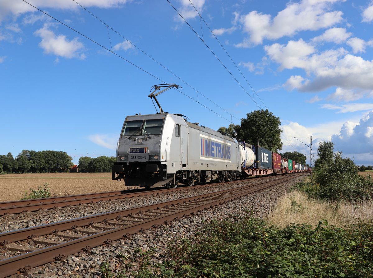 Metrans HHLA (Hamburger Hafen und Logistik AG) Lokomotive 386 035-0 bei Bahnbergang Wasserstrasse, Hamminkeln 16-09-2022.

Metrans HHLA (Hamburger Hafen und Logistik AG) locomotief 386 035-0 bij overweg Wasserstrasse, Hamminkeln 16-09-2022.