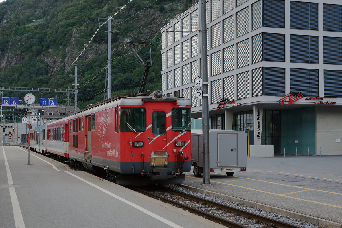MGB: Bahnhof Brig mit Regionalzügen von Zermatt und nach Visp am späten Abend des 19. Juni 2016.
Foto: Walter Ruetsch