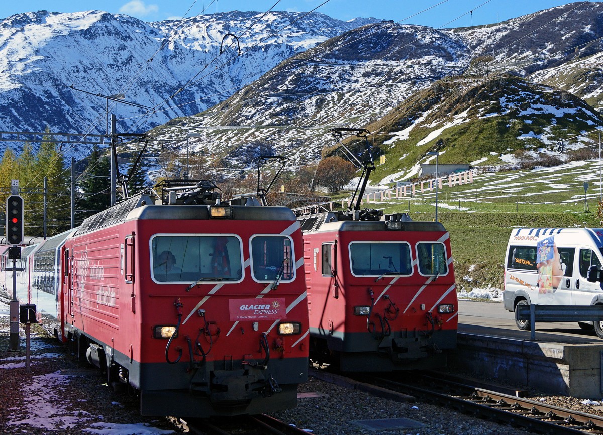 MGB: Der GLACIER EXPRESS von Brig herkommend anlässlich einer Begegnung mit einem Autozug in Realp. Die Zufallsaufnahme der beiden HGe 4/4 ll ist am 26. Oktober 2014 aus dem fahrenden Regionalzug entstanden.
Foto: Walter Ruetsch