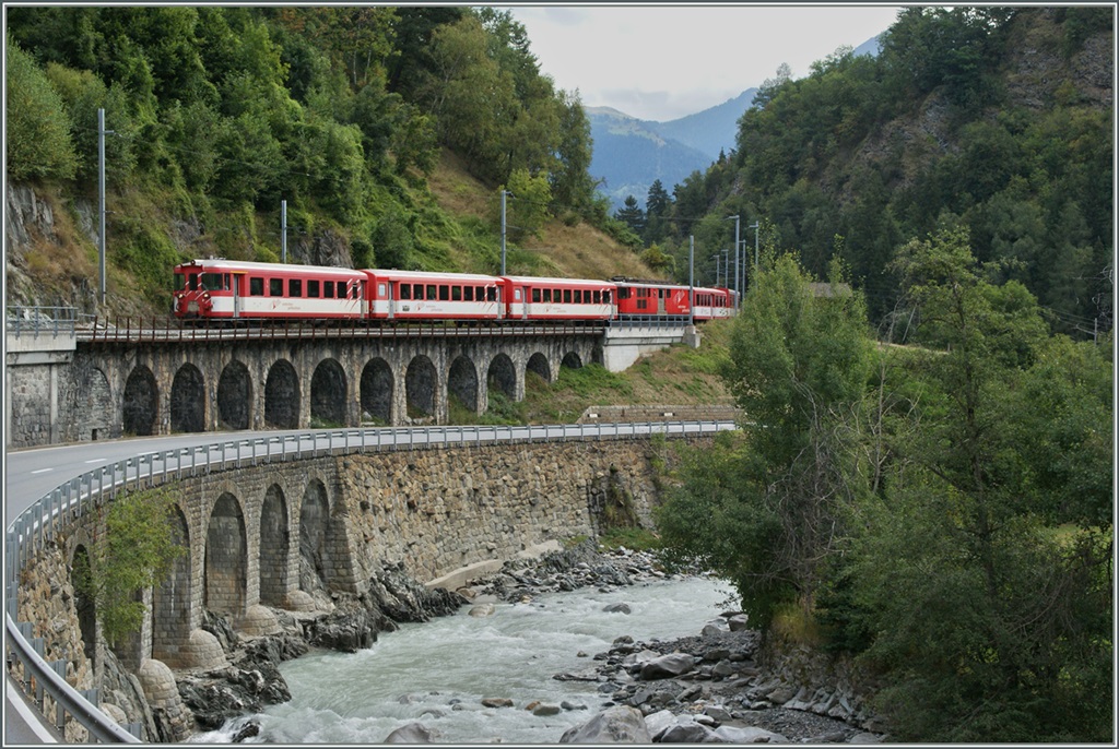 MGB Regionalzug 519 von Andermatt nach Visp in dem hier sehr engen Rohnetal bei Betten Talstation.
10. Sept. 2013
