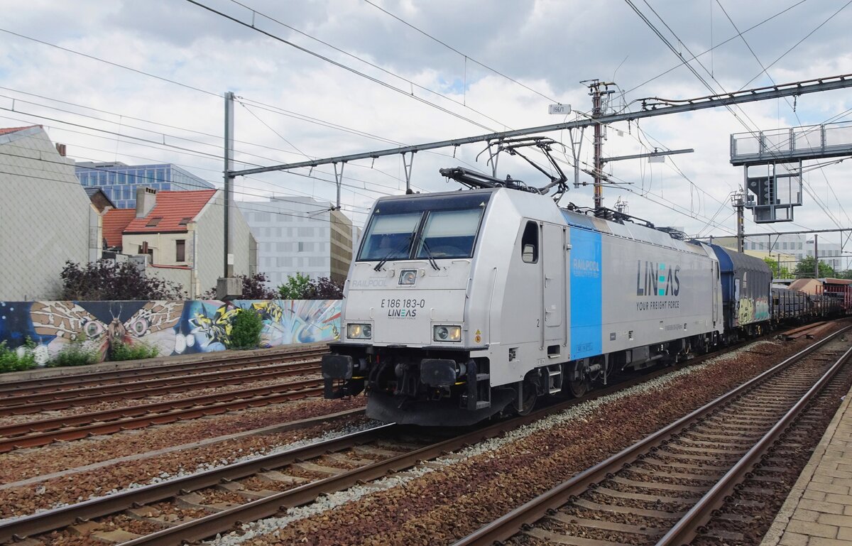 Mischer mit Lineas 186 183 durchfahrt am 14 Juli 2022 Antwerpen-Berchem.