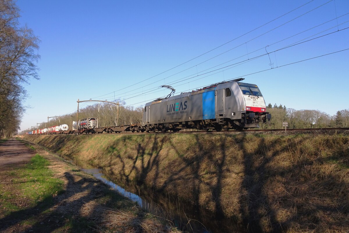 Mischer mit Lineas 186 452 durchfahrt Tilburg Oude Warande am 8 M�rz 2022.
