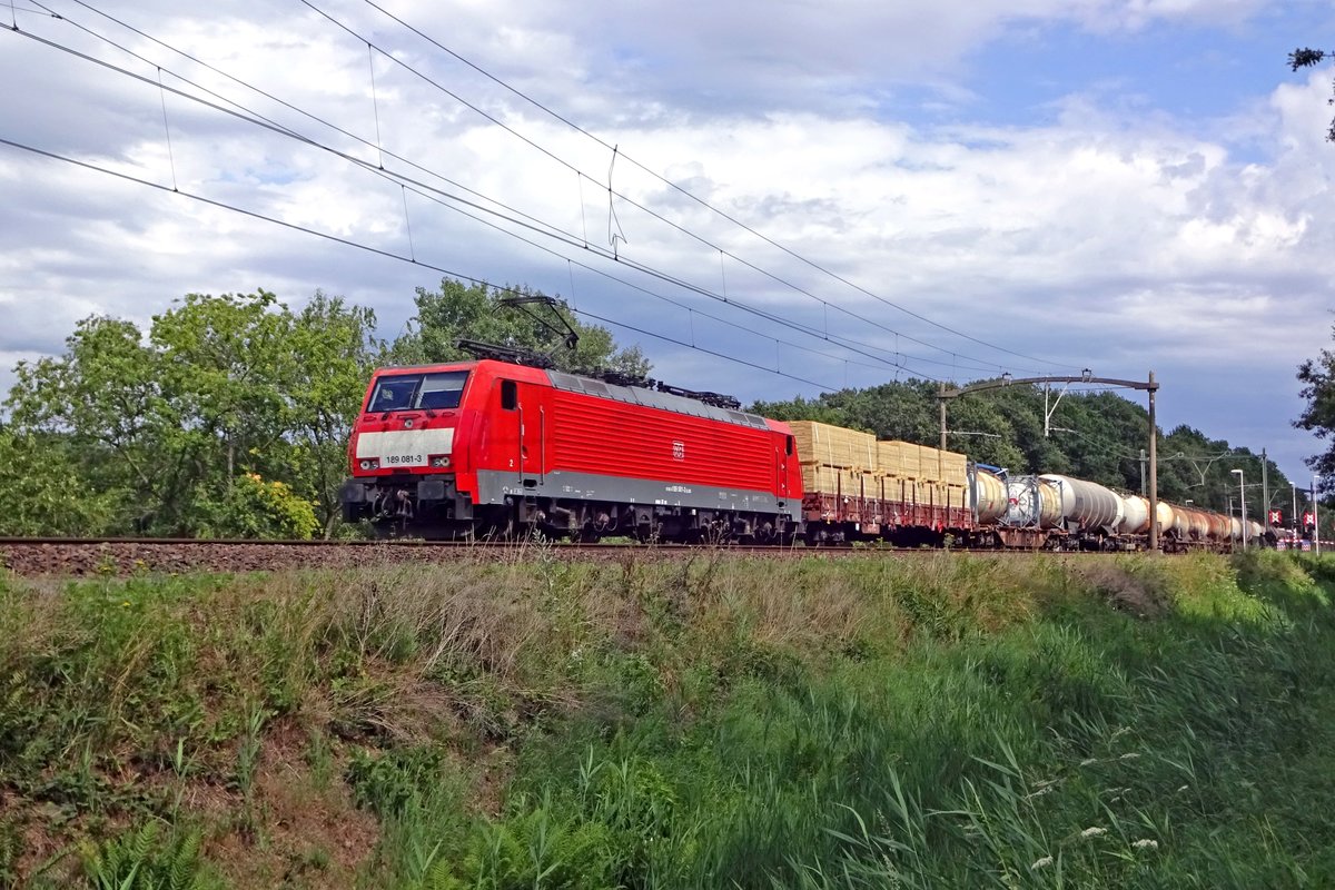 Mischguterzug mit 189 081 passiert am 30 Juli 2019 Tilburg Oude Warande.