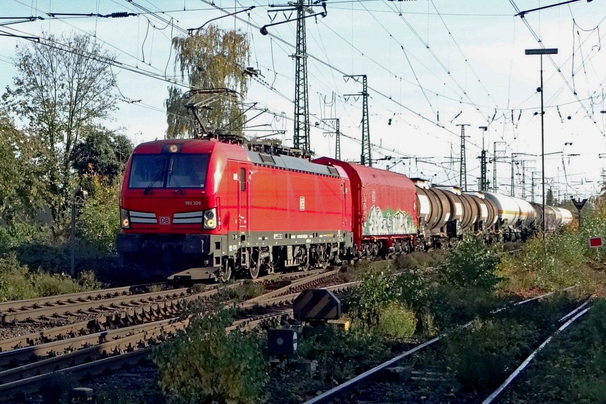 Mischguterzug mit 193 326 verlässt Emmerich am 8 November 2019.