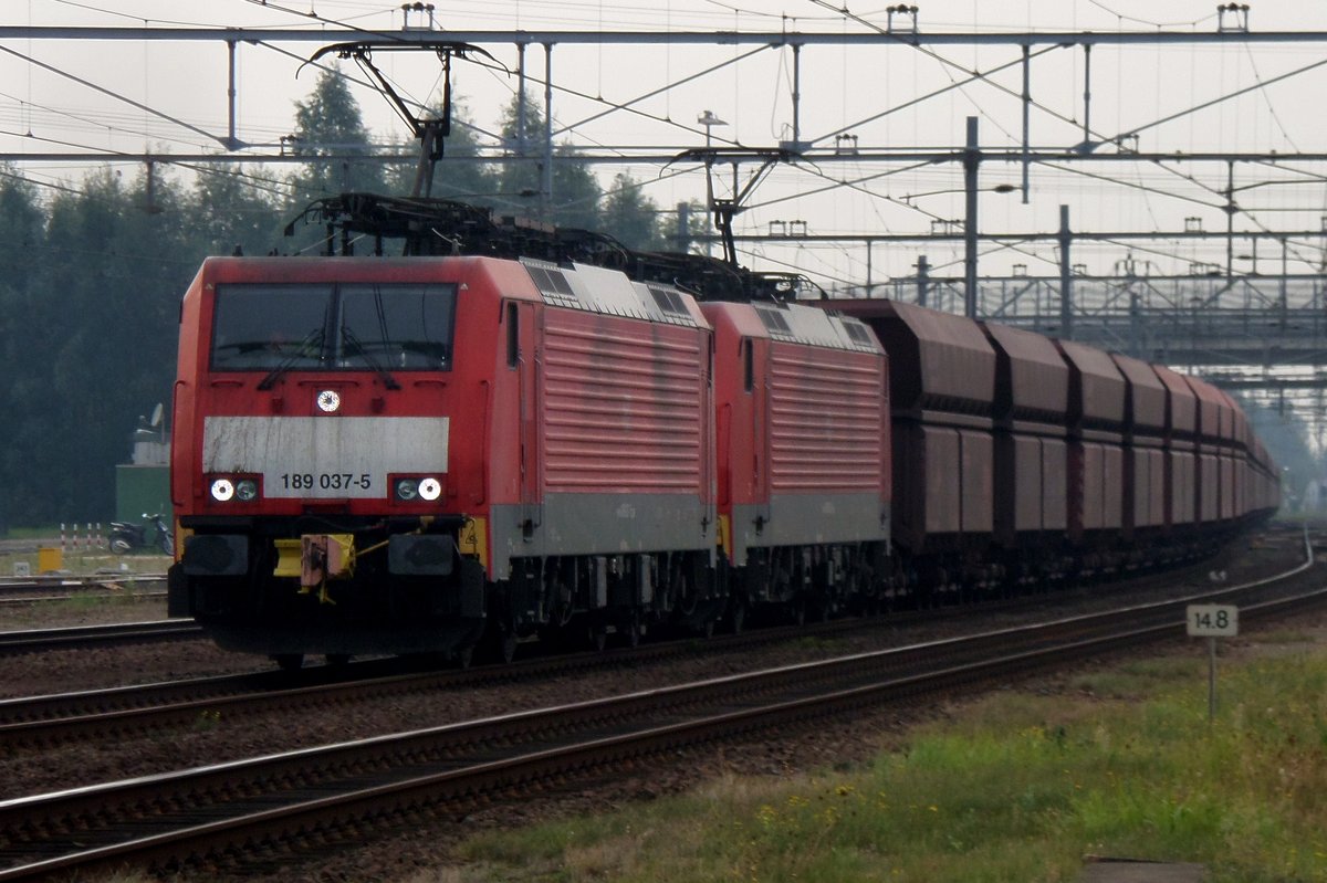 Mistig: am 22 September 2016 durchfahrt der Erzbomber mit 189 037 an der S[pitze Lage Zwaluwe.