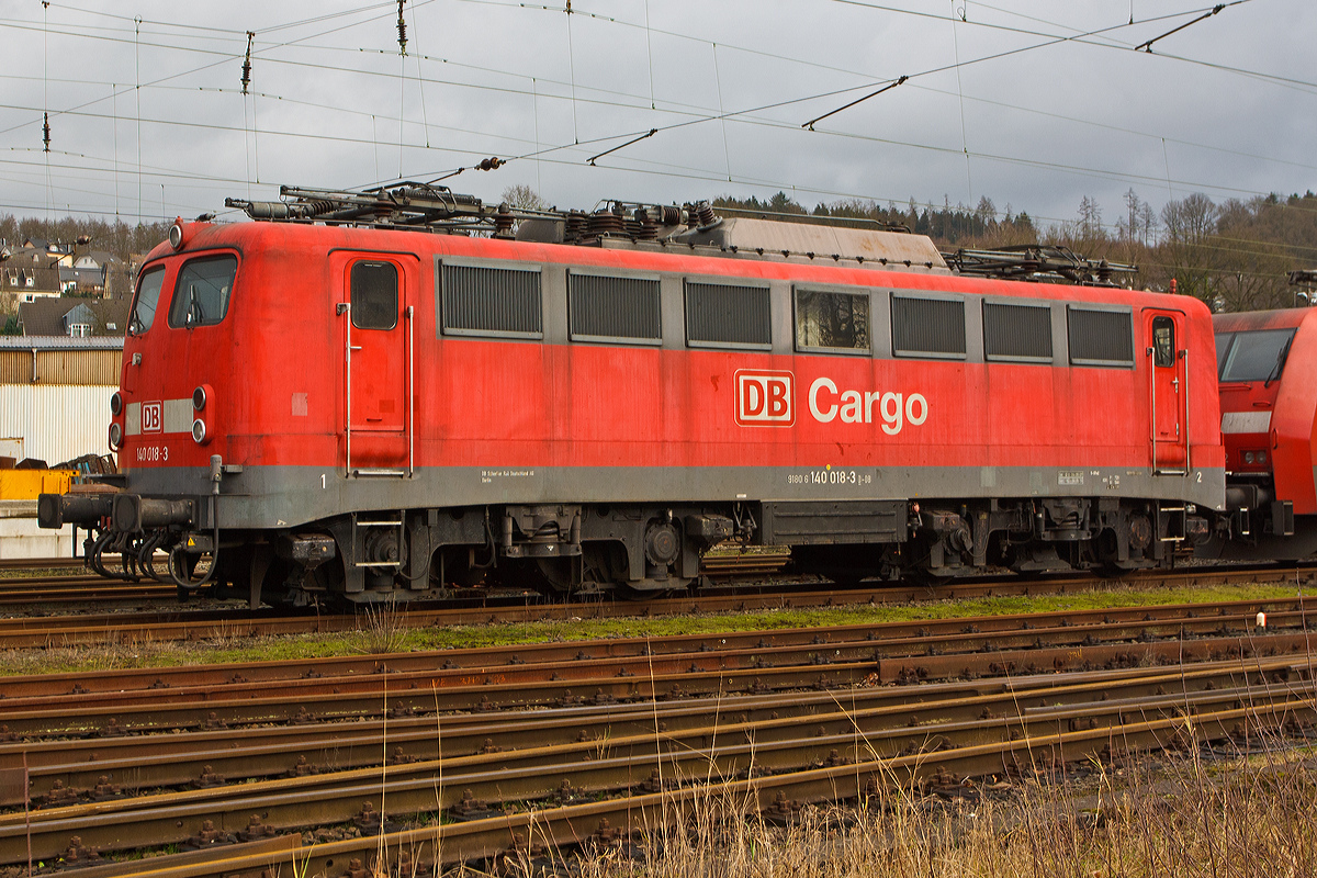 
Mit 56 Jahren noch immer im Einsatz.....
Die 140 018-3 (91 80 6140 018-3 D-DB) der DB Schenker Rail Deutschland AG, ex DB E 40 018,  steht am 25.12.2014 im Kreuztaler Abstellbereich.

Die E 40 wurde 1957 von Henschel in Kassel unter der Fabriknummer 29134 gebaut, der elektrische Teil ist von Siemens-Schuckert-Werke (SSW). 