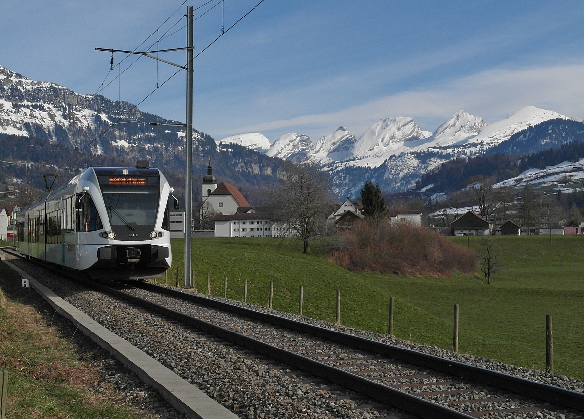 Mit Blick auf die Churfirsten kommt dem Fotografen bei Neu St.Johann die S8 23860 entgegen, die in Nesslau-Neu St. Johann gestartet ist und sich am 29.03.2014 auf der Fahrt nach Schaffhausen befindet.