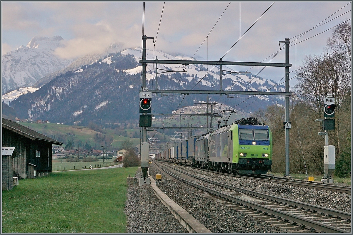 Mit der BLS Re 485 014 an der Spitze erreicht ein Transitgüterzug in Richtung Norden den Bahnhof von Mülenen. 

14. April 2021