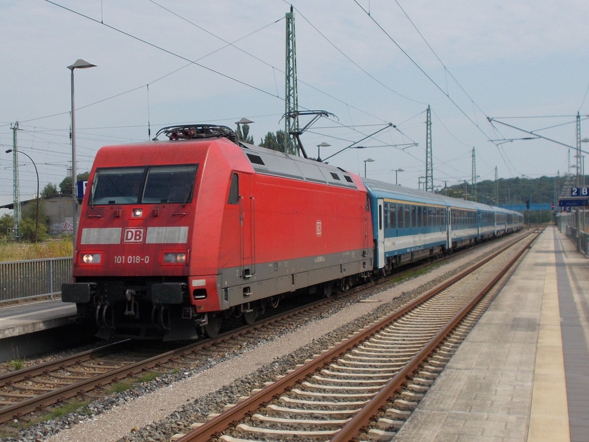 Mit dem aus MAV gebildeten Ersatzzug(für EC 379)nach Dresden erreichte 101 018-0,am 27.Juli 2014,den Bahnhof Bergen/Rügen.