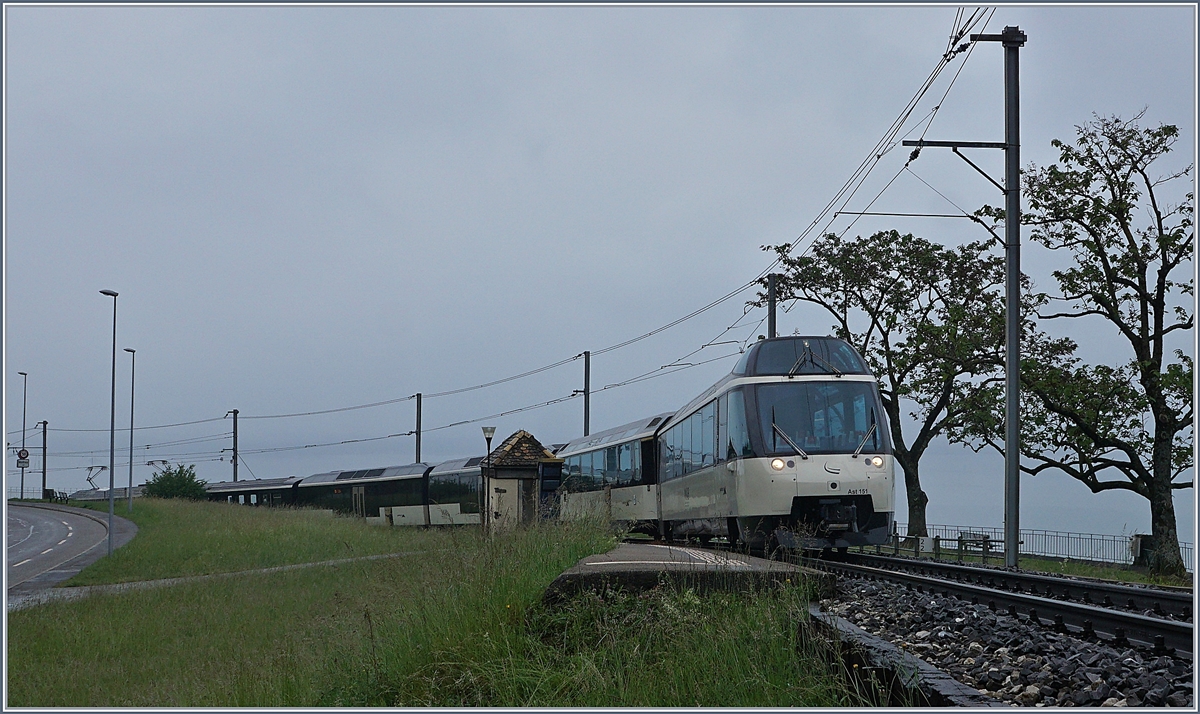 Mit dem (damals neu gestalteten) Ast 151 an der Spitze ist ein MOM Golden Pass Panoramique Express bei Châtelard VD auf dem Weg von Montreux nach Zweisimmen. 

15. Mai 2020