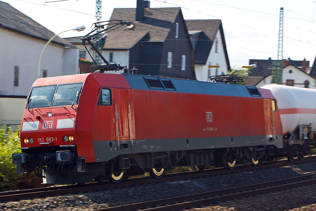 
Mit dem ersten Schuss hatte ich sie schon gut erwischt, hier im zweiten hatte ich unbewusst einen Mitzieher gemacht....

Die 152 093-1 (91 80 6152 093-1 D-DB) der DB Schenker Rail Deutschland AG fährt am 20.08.2014 mit einen gem. Güterzug durch Butzbach in Richtung Gießen. 

Die Siemens ES64F wurde 2000 von Krauss-Maffei AG in München unter der Fabriknummer 20220 gebaut.
