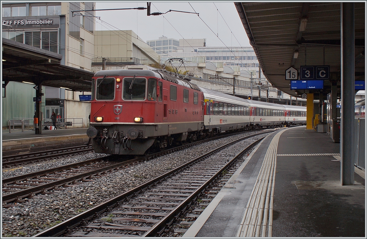 Mit dem Fahrplanwechsel Mitte Dezember endet in der Westschweiz der planmässige Einsatz der Re 4/4 II vor Reisezüge. Im Bild rangiert die SBB Re 4/4 II 11116 (Re 91 85 420 116-6 CH-SBB) in Lausanne den am Morgen angekommen IR von Neuchâtel für die Rückfahrt am Abend. Seit dem Fahrplanwechsel steht der Zug nun (aufgebügelt) in Renens VD, aus welchem Grund und ob er zwischenzeitlich zum Einsatz kommt entzieht sich jedoch meines Wissen. 8. Dezember 2021