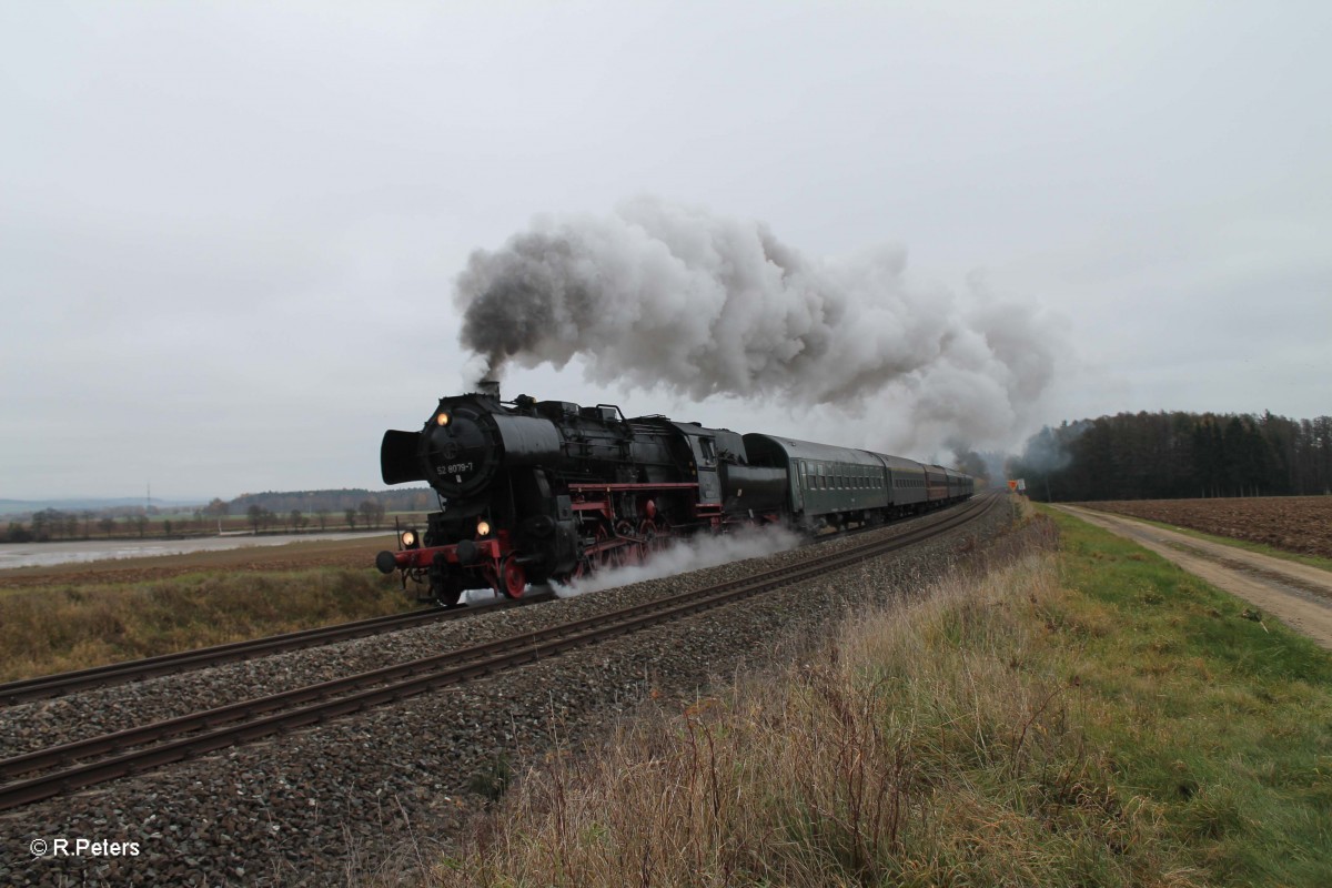 Mit dem Lerrreisezug von München nach Glauchau mühte sich 52 8079 bei Oberteich die Steigung zum Steinwald hinauf. 09.11.14